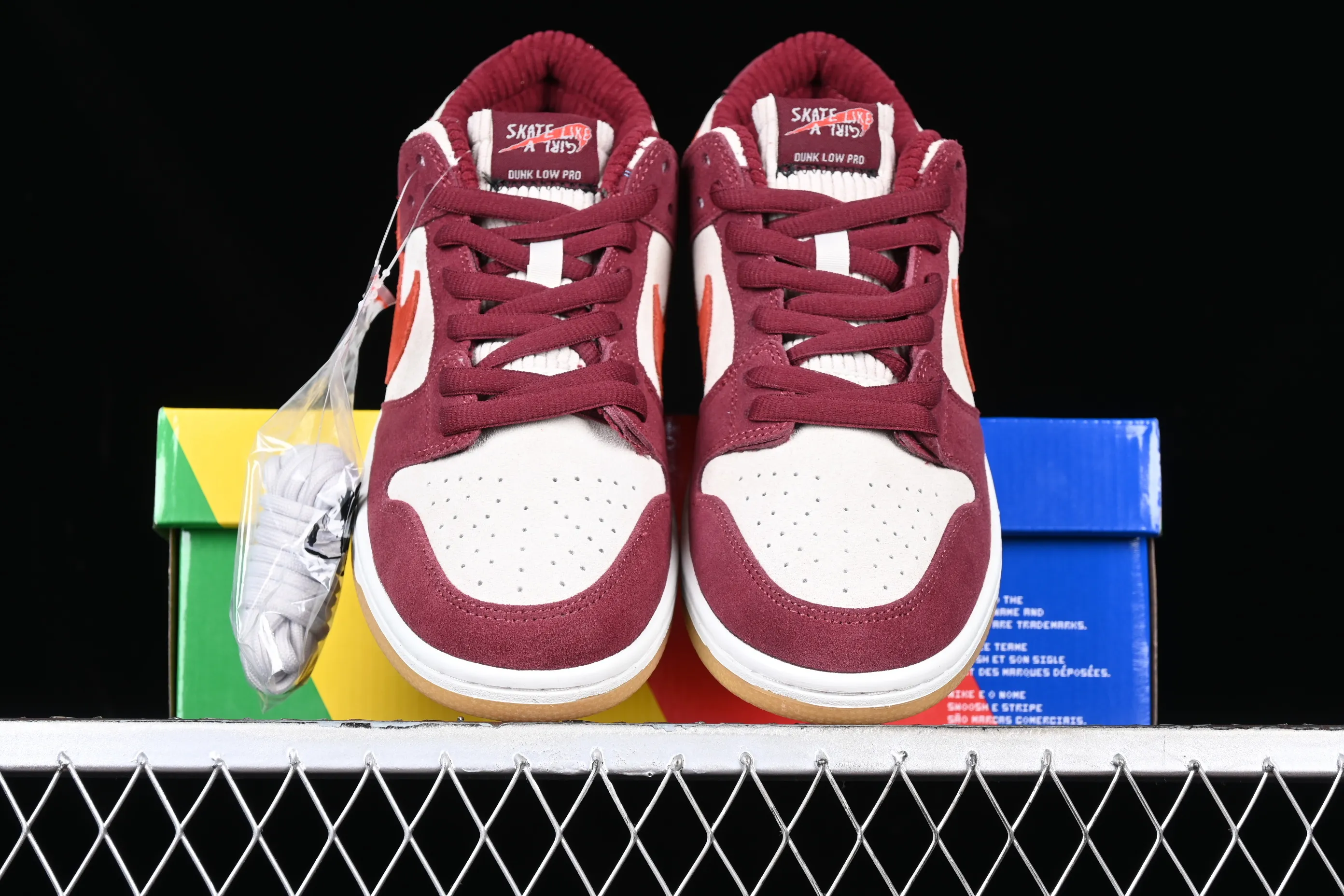 All categories Nk SB Dunk Series Nk SB Dunk Low low-top sneakers Skate Like a Girl x Nk SB Dunk Low joint model SB smashed backboard fashion casual sneakers DX4589-600